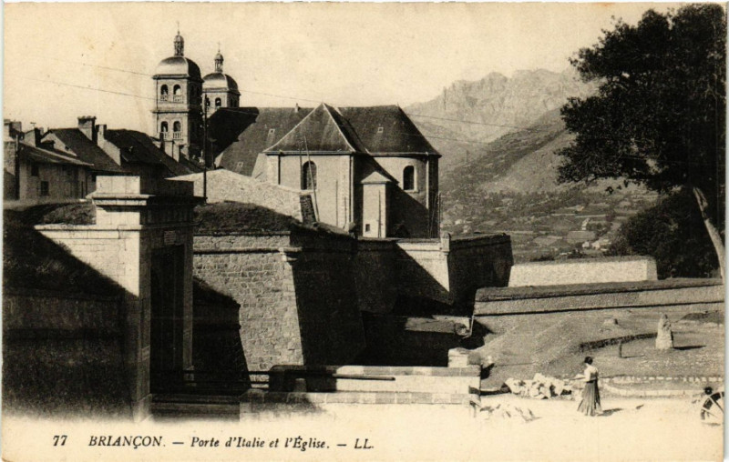 Carte postale ancienne Briancon - Porte d'Italie et l'Eglise à Briançon