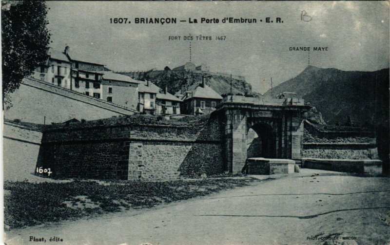 Carte postale ancienne Briancon - La Porte d'Embrun à Briançon