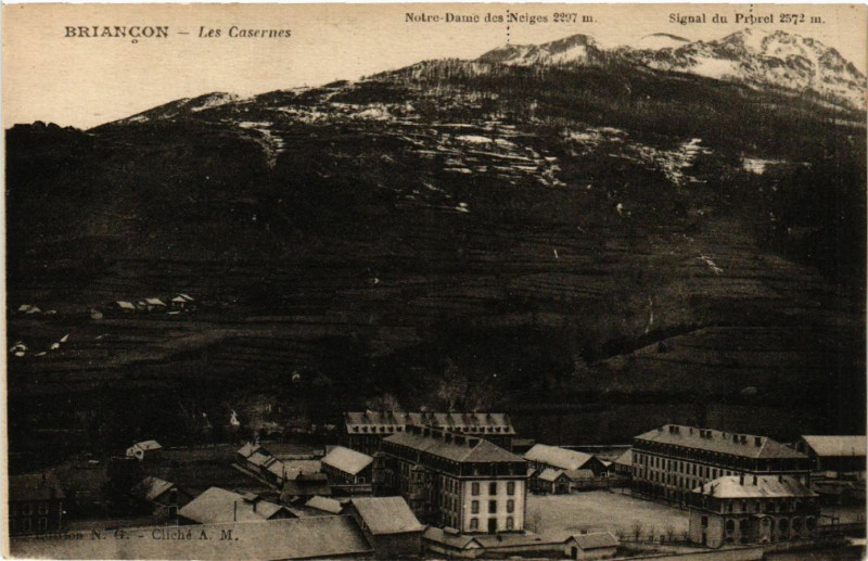 Carte postale ancienne Briancon - Les Casernes à Briançon