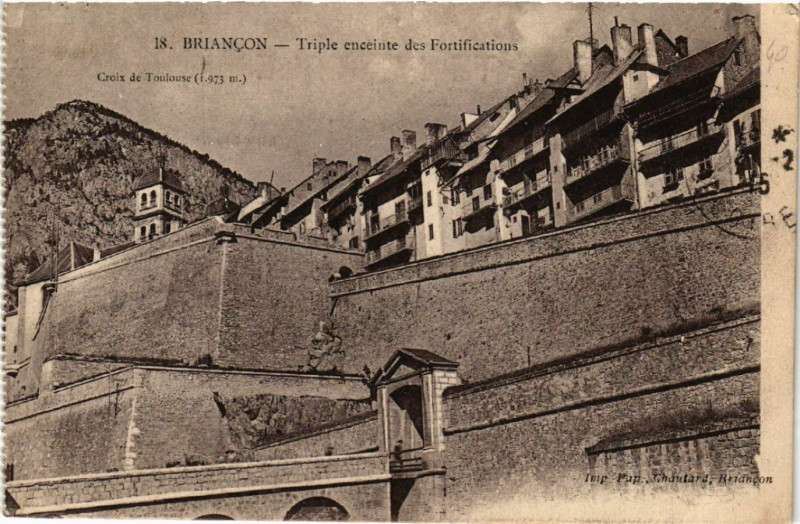 Carte postale ancienne Briancon - Triple enceinte des Fortifications à Briançon