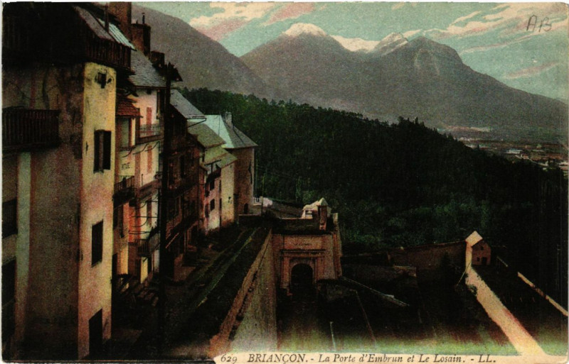 Carte postale ancienne Briancon - La Porte d'Embrun et le Losain à Briançon