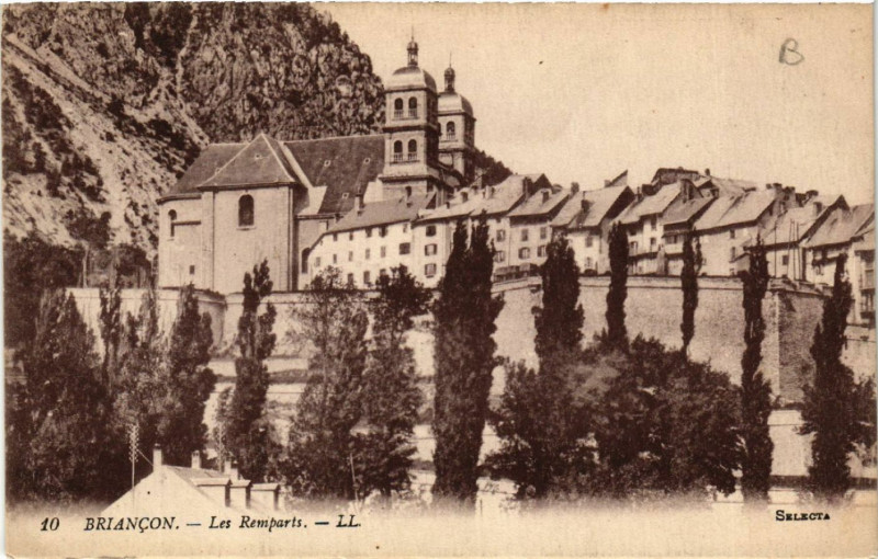 Carte postale ancienne Briancon - Les Remparts à Briançon