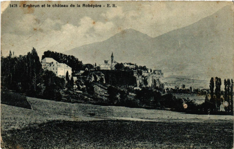 Carte postale ancienne Embrun et le chateau de la Robéyére à Embrun