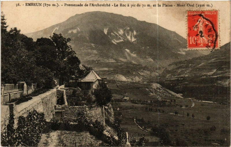 Carte postale ancienne Embrun (870 m) - Promenade de l'Archevéché - Le Roc a pic de 70 m à Embrun