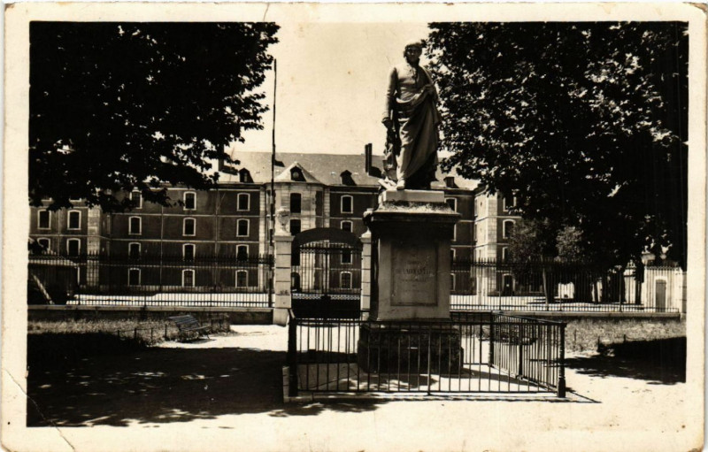 Carte postale ancienne Statue Ladoucette et Caserne Desmichels à Gap
