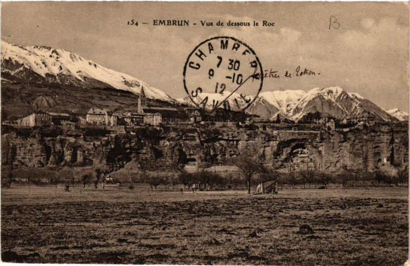 Carte postale ancienne Embrun - Vue de dessous le Roc à Embrun