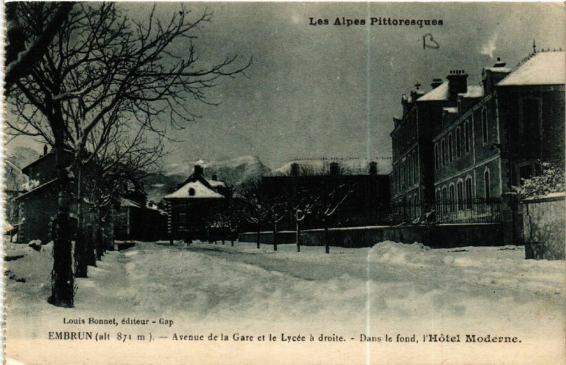 Carte postale ancienne Embrun (871 m) - Avenue de la Gare et le Lycée a droite-Dans le .. à Embrun