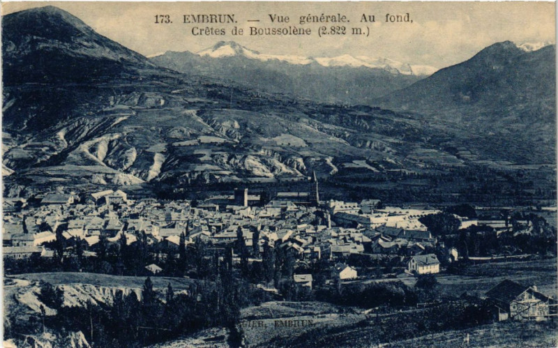 Carte postale ancienne Embrun - Vue générale Au fond, Crétes de Boussoléne (2822 m) à Embrun