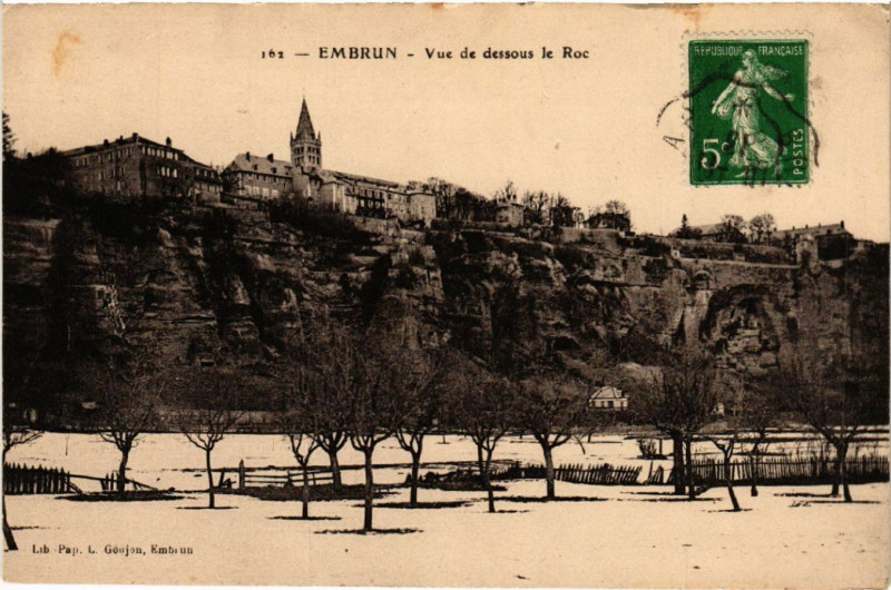 Carte postale ancienne Embrun - Vue de dessous le Roc à Embrun
