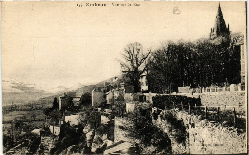 Carte postale ancienne Embrun - Vue sur le Roc à Embrun