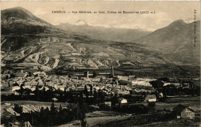 Carte postale ancienne Embrun - Vue Générale, au fond, Crétes de Boussoinée (2822 m) à Embrun