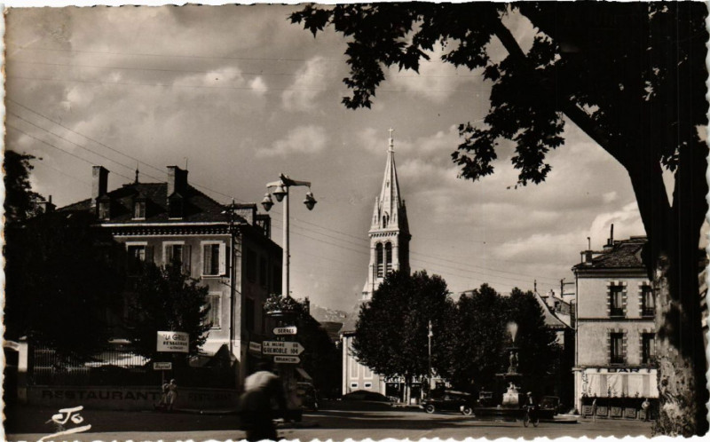 Carte postale ancienne Les Alpes - Gap (747 m) - La Place Euziére et le Square Voltaire à Gap
