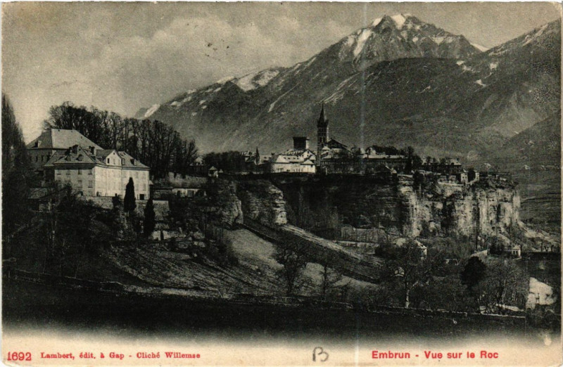 Carte postale ancienne Embrun - Vue sur le Roc à Embrun