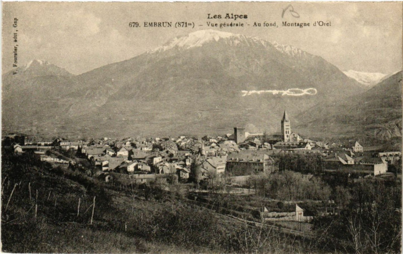 Carte postale ancienne Embrun (871 m) - Vue générale - Au fond, Montagne d'Orel à Embrun