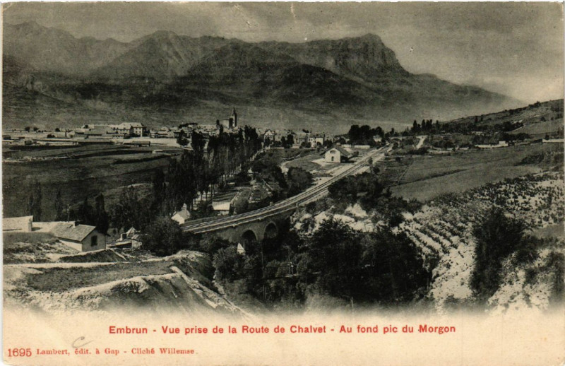 Carte postale ancienne Embrun - Vue prise de la Route de Chalvet - Au fond pic du Morgon à Embrun
