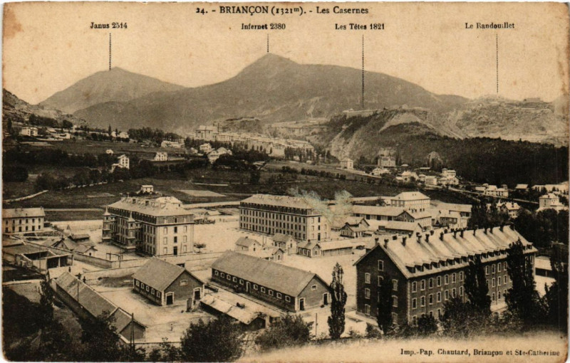 Carte postale ancienne Briancon (1321 m) - Les Casernes à Briançon