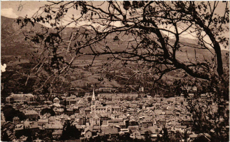 Carte postale ancienne Gap (740 m) - Vue générale Massif de Charance (1938 m) à Gap