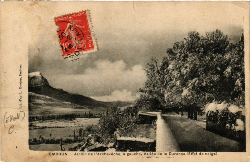 Carte postale ancienne Embrun - Jardin de l'Archevéché, a gauche, Vallée de la Durance.. à Embrun