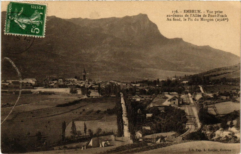Carte postale ancienne Embrun Vue prise au-dessus de l'Allée de Pont-Frach Au fond,... à Embrun