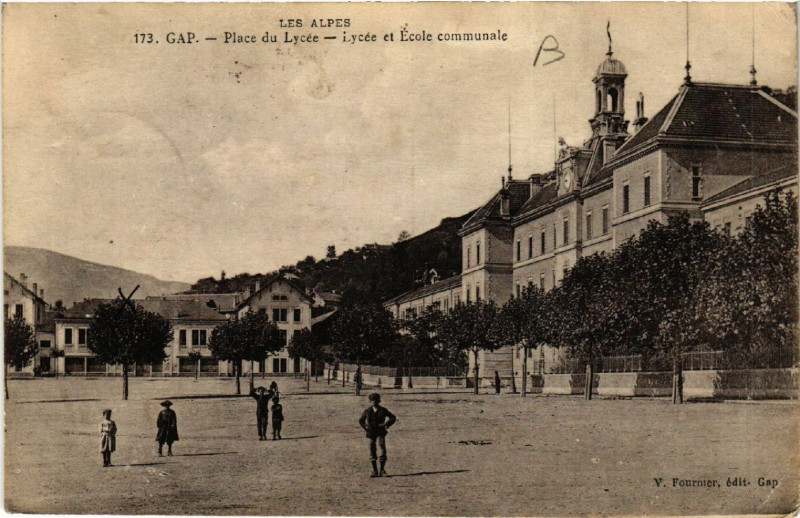 Carte postale ancienne Les Alpes - Place du Lycée - Lycée et Ecole communale à Gap