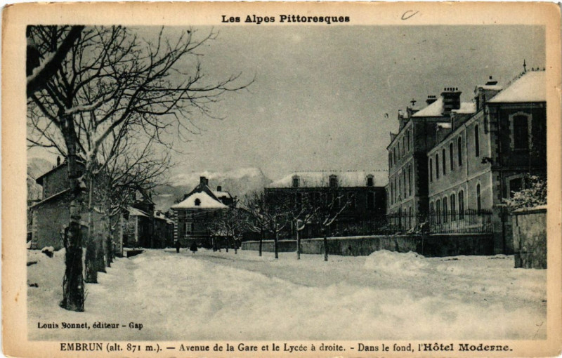 Carte postale ancienne Embrun (alt.871 m) - Avenue de la Gare et le Lycée a droite - Dans à Embrun