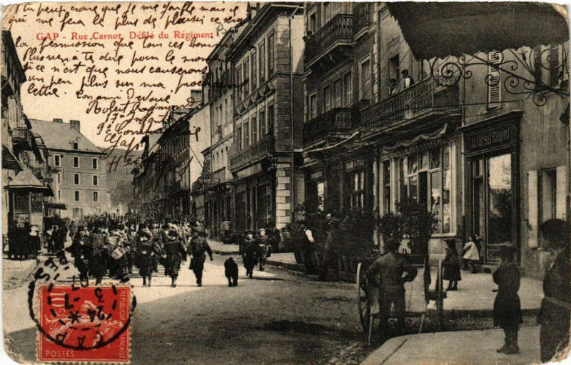 Carte postale ancienne Gap - Rue Carnot, Défilé du Régiment à Gap