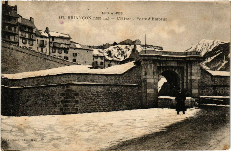Carte postale ancienne Les Alpes - Briancon (1321 m) - L'Hiver - Porte d'Embrun à Briançon