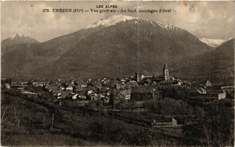 Carte postale ancienne Embrun (871 m) - Vue générale - Au found, montagne d'Orei à Embrun