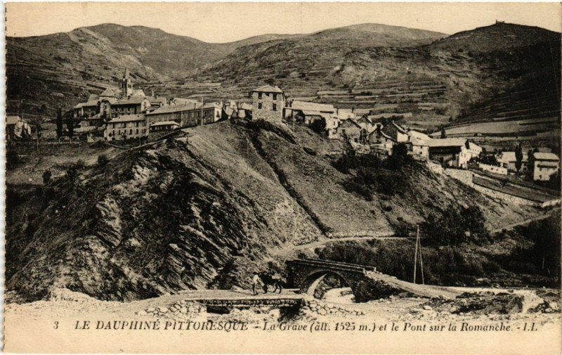Carte postale ancienne Le Dauphiné... - La Grave (alt 1525 m) et le Pont sur la Romanche à La Grave