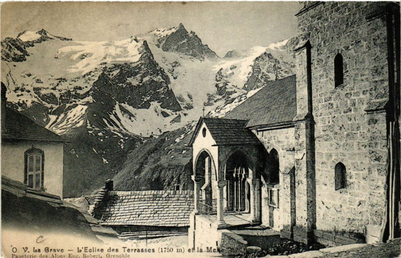 Carte postale ancienne La Grave - L'Eglise des Terrasses (1750 m) et La Meije à La Grave