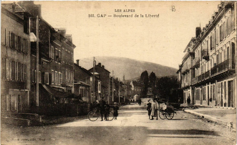 Carte postale ancienne Les Alpes - Gap - Boulevard de la Liberté à Gap