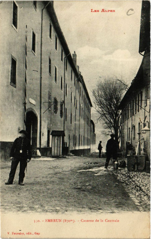 Carte postale ancienne Embrun - Caserne de la Centrale à Embrun