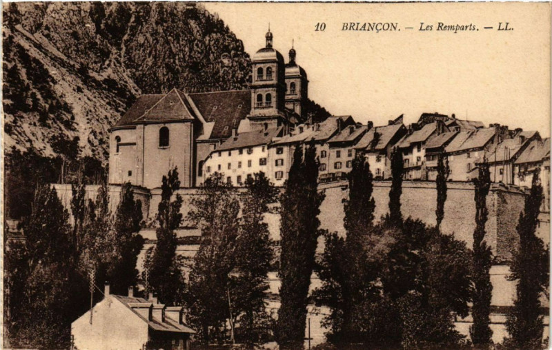 Carte postale ancienne Briancon - Les Remparts à Briançon