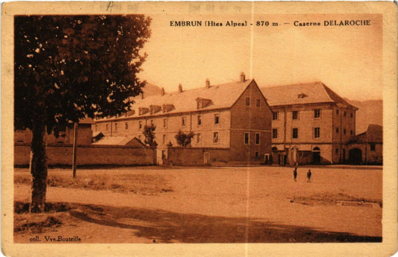 Carte postale ancienne Embrun - 870 m - Caserne Delaroche à Embrun