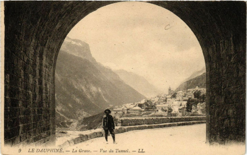 Carte postale ancienne Le Dauphiné - La Grave - Vue du Tunnel à La Grave