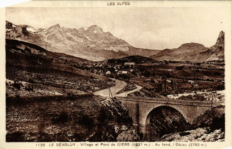 Carte postale ancienne Le Devoluy - Village et Pont de Giers à Dévoluy