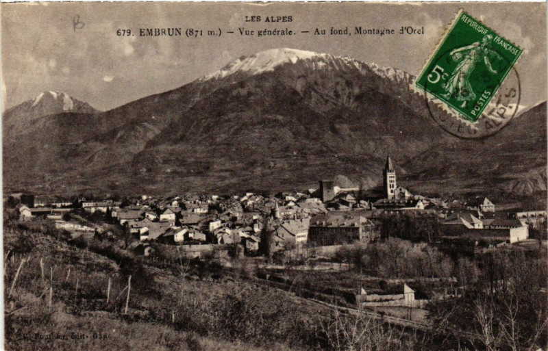Carte postale ancienne Les Alpes - Embrun (874 m) - Vue générale - Au fond, Monagne d'Orel à Embrun