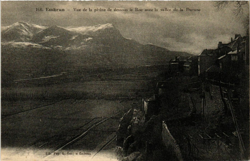 Carte postale ancienne Embrun - Vue de la pisine de dessous le Roc avec la vallée de la à Embrun