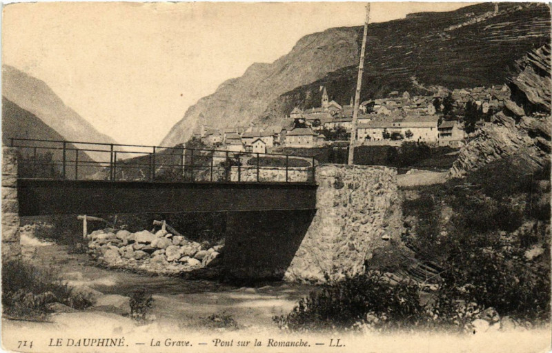 Carte postale ancienne Le Dauphiné - La Grave - Pont sur la Romanche à La Grave