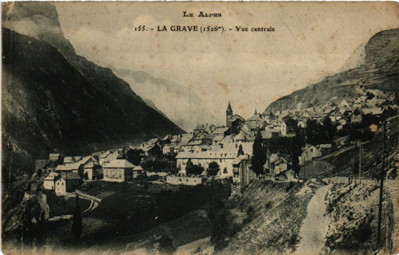 Carte postale ancienne Le Alpes - La Grave (1526 m) - Vue centrale à La Grave