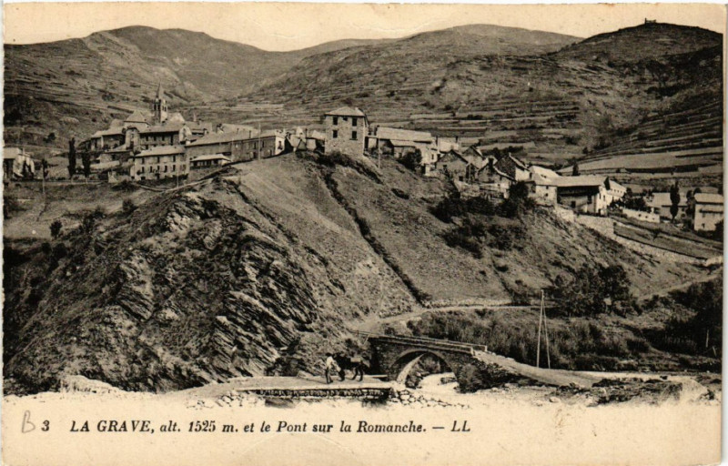Carte postale ancienne La Grave , alt 1525 m et le Pont sur la Romaanche à La Grave