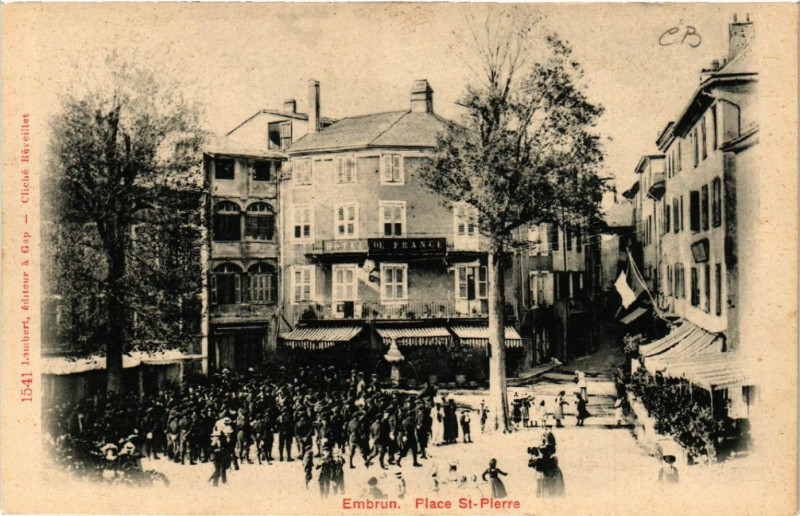 Carte postale ancienne Embrun - Place St-Pierre à Embrun