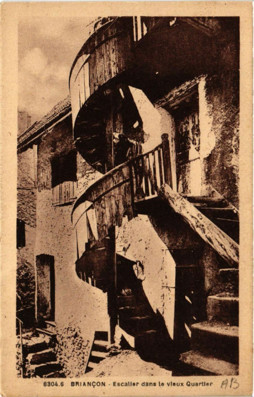 Carte postale ancienne Briancon - Escalier dans la vieux Quartier à Briançon