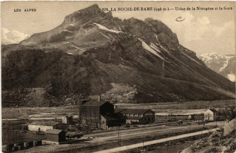 Carte postale ancienne La Roche de Rame - Usine de la Nitrogene et la Gare à La Roche-de-Rame