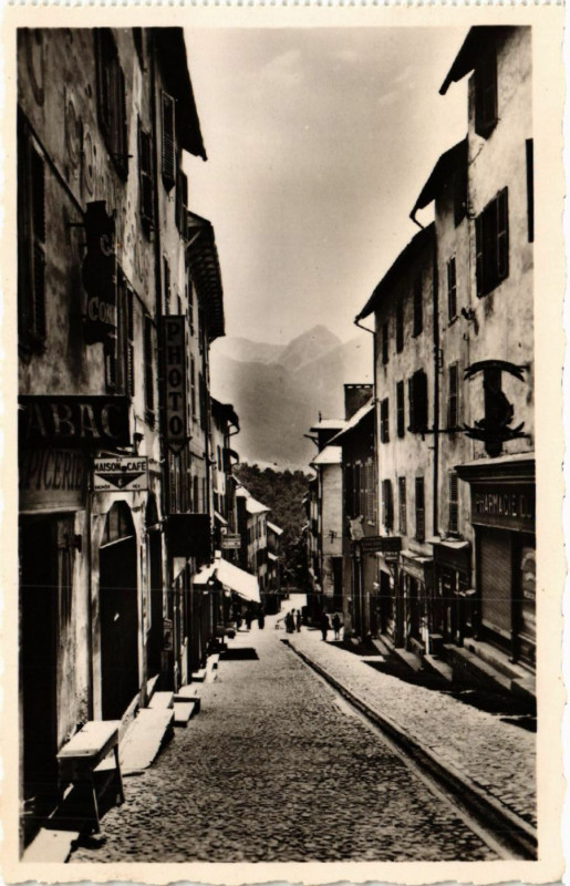 Carte postale ancienne Briancon - Grande Rue - Dans le fond à Briançon