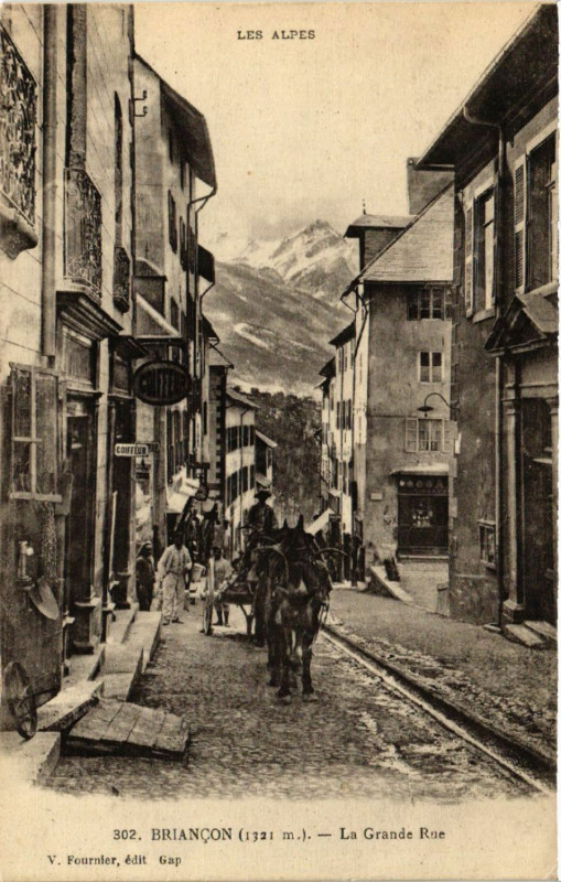 Carte postale ancienne Briancon - La Grande Rue à Briançon