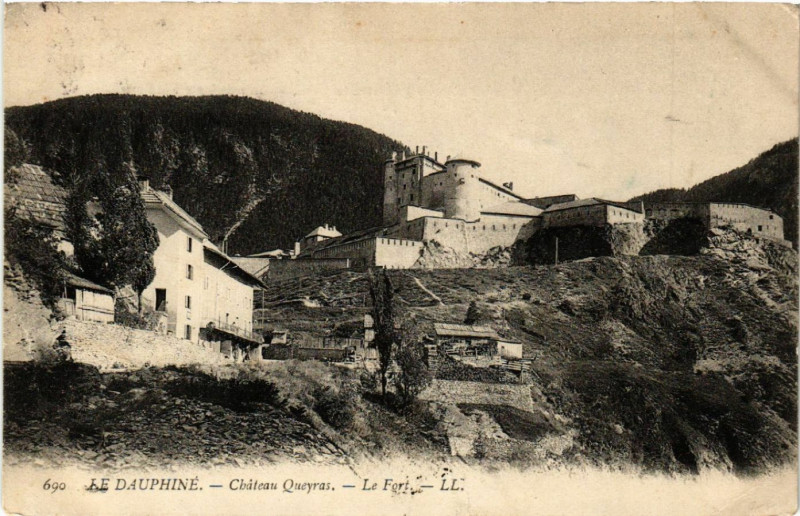 Carte postale ancienne Le Dauphine - Chateau Queyras - Le Fort