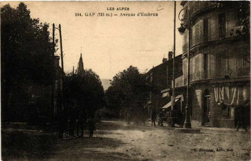 Carte postale ancienne Gap - Avenue d'Embrun à Gap