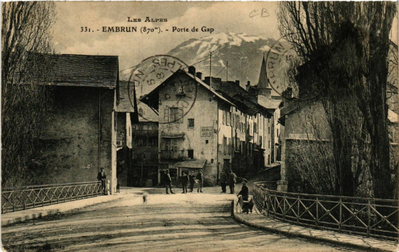Carte postale ancienne Embrun - Porte de Gap à Embrun