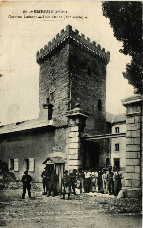 Carte postale ancienne Embrun - Caserne Laharpe à Embrun